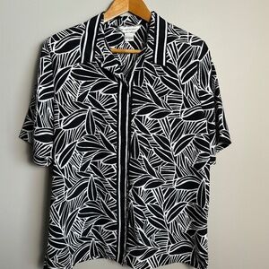 Allison Daley Black + White Abstract Leaf Short Sleeve Button Up Blouse Size 14